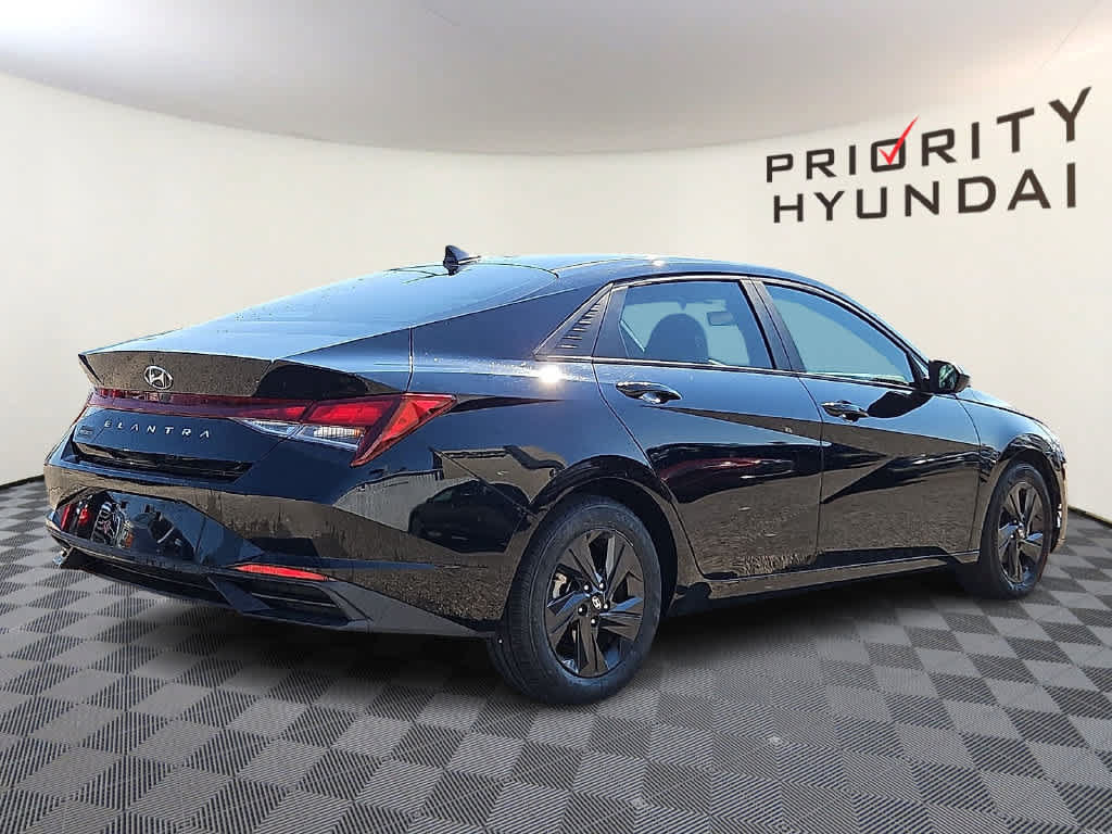 Used 2023 Hyundai Elantra SEL w/ Cargo Package FWD image 4