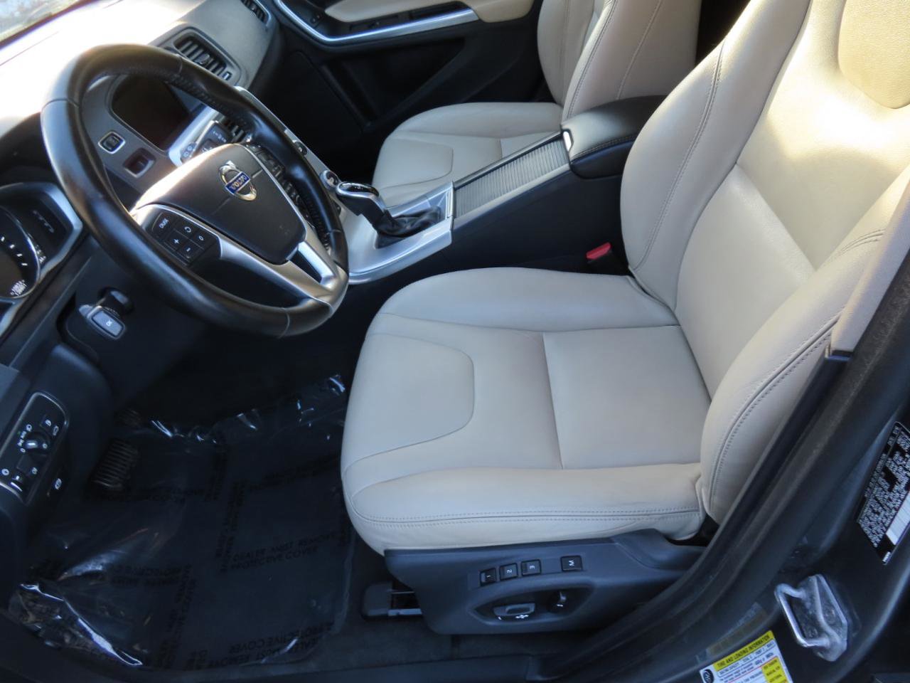 Used 2017 Volvo V60 T5 Cross Country w/ Climate Package image 9