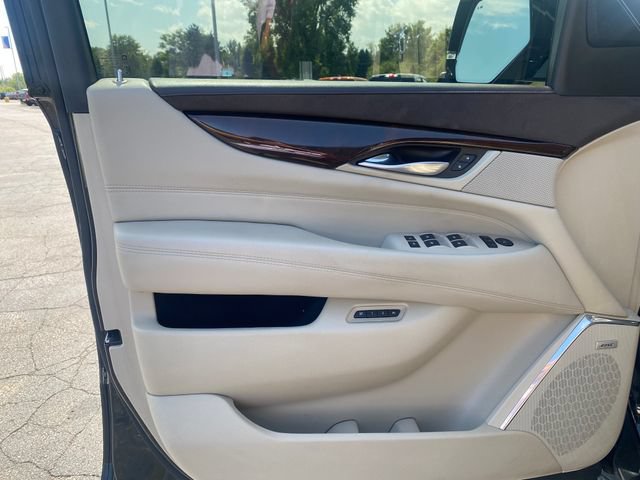 Used 2017 Cadillac Escalade Luxury AWD/4WD image 15