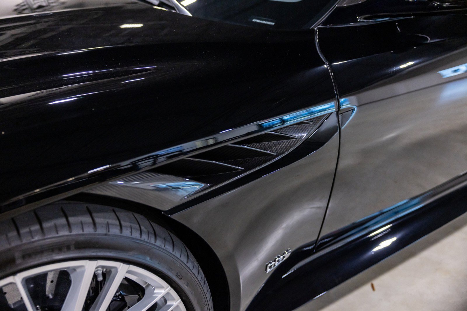 Used 2022 Aston Martin DBS Superleggera RWD image 22