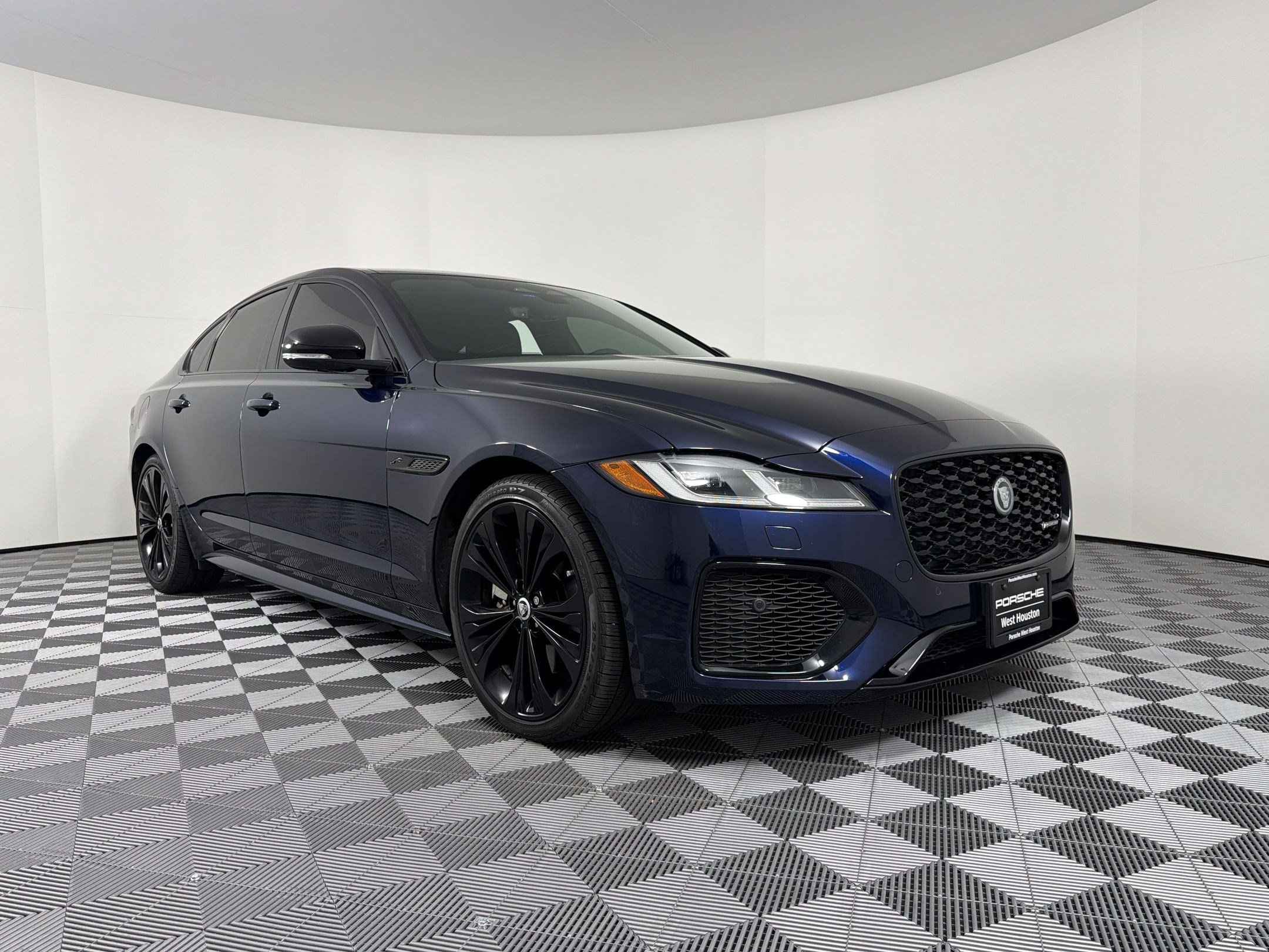 Used 2024 Jaguar XF R-Dynamic SE RWD image 7