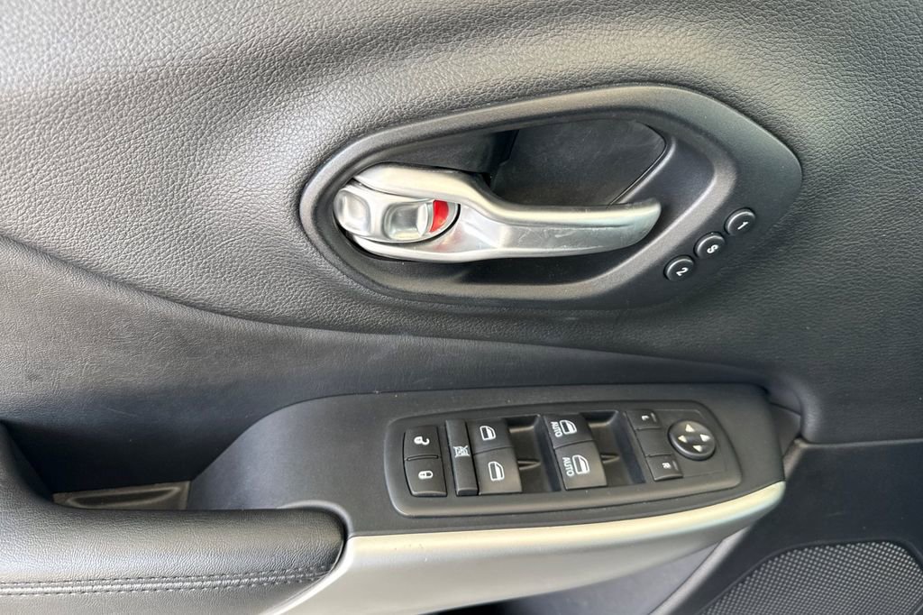 Used 2016 Jeep Cherokee Overland image 14