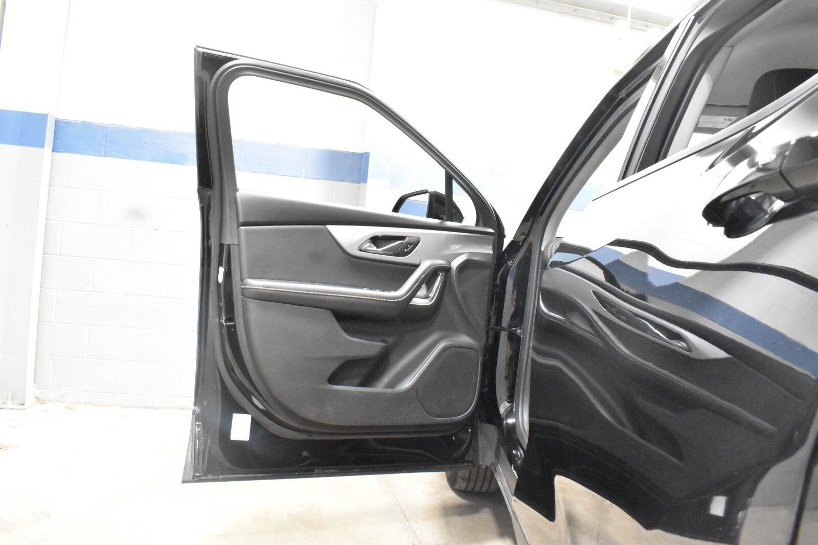 Used 2025 Chevrolet Blazer LT FWD image 9