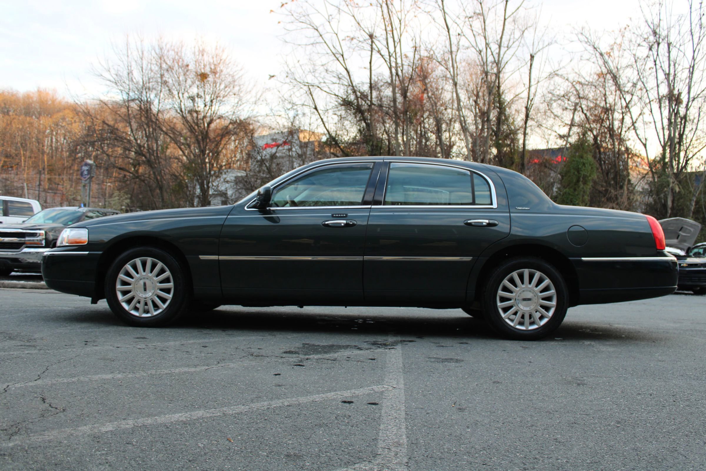 Used 2003 Lincoln Town Car Signature image 28