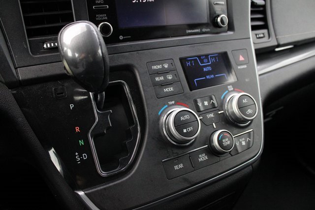 Used 2018 Toyota Sienna SE image 16