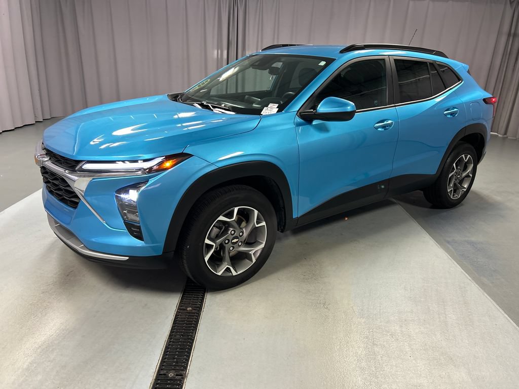 Used 2025 Chevrolet Trax LT w/ Driver Confidence Package FWD image 3