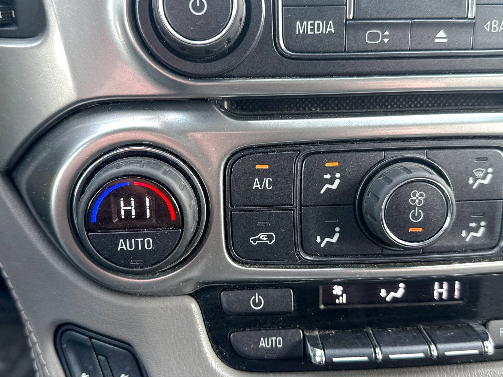 Used 2018 Chevrolet Suburban LT image 34