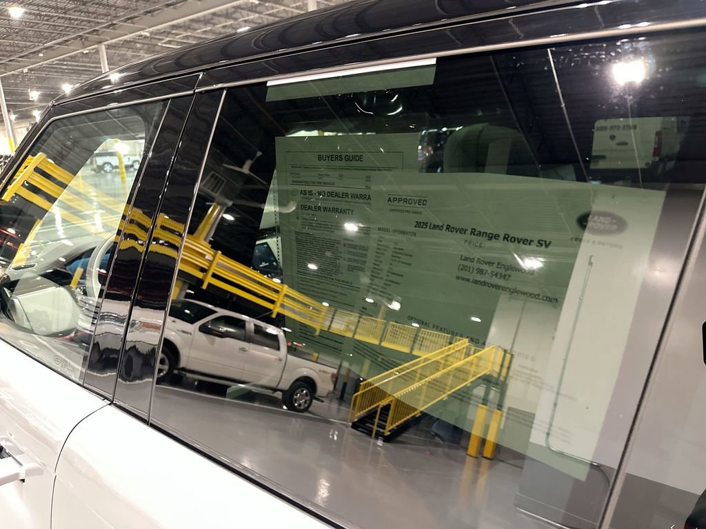 Used 2025 Land Rover Range Rover SV image 21