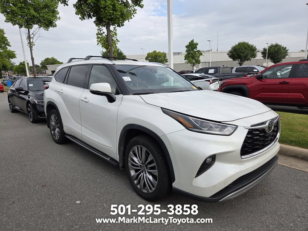 Used 2021 Toyota Highlander Platinum FWD image 3