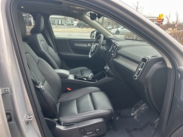 Certified 2025 Volvo XC40 B5 Plus image 15
