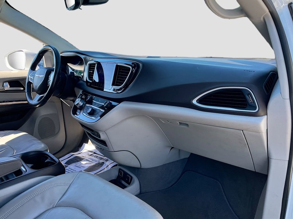 Used 2017 Chrysler Pacifica Touring-L image 28