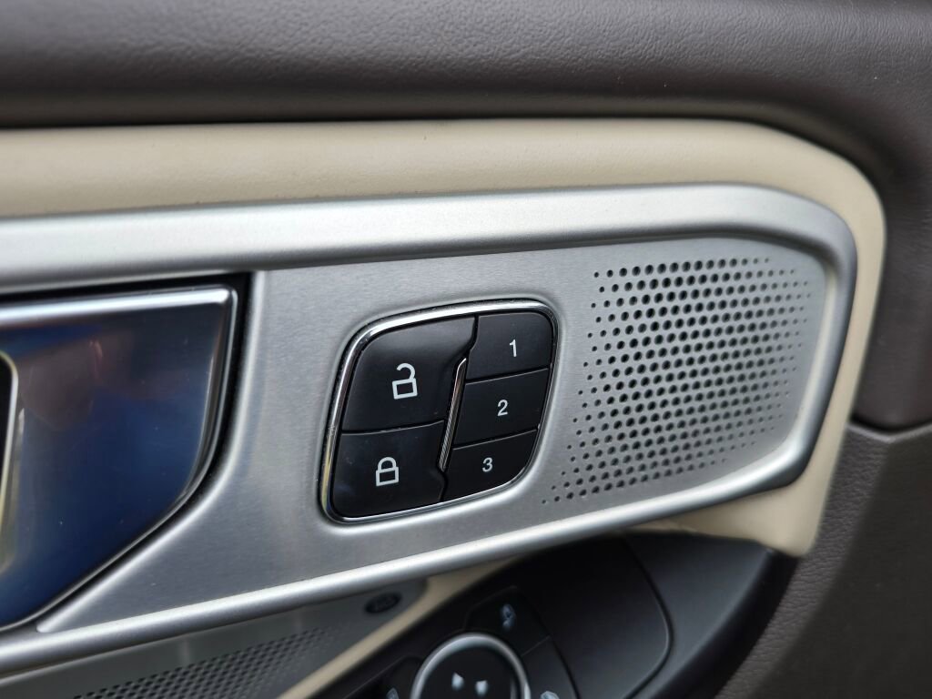 Used 2020 Ford Explorer Platinum w/ Premium Technology Package image 24