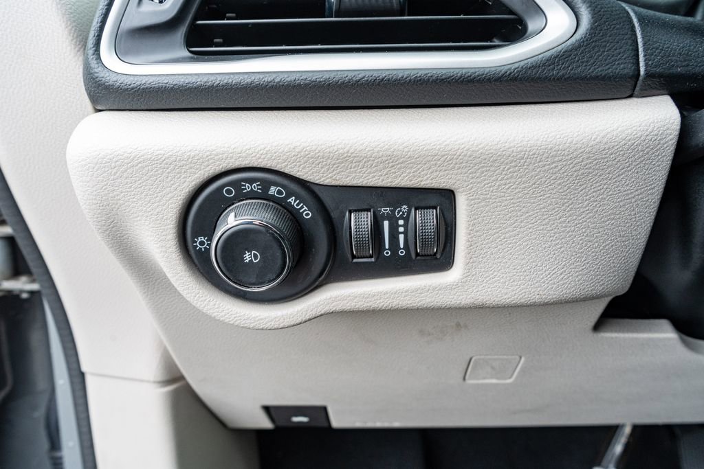 Used 2023 Chrysler Pacifica Touring-L image 34