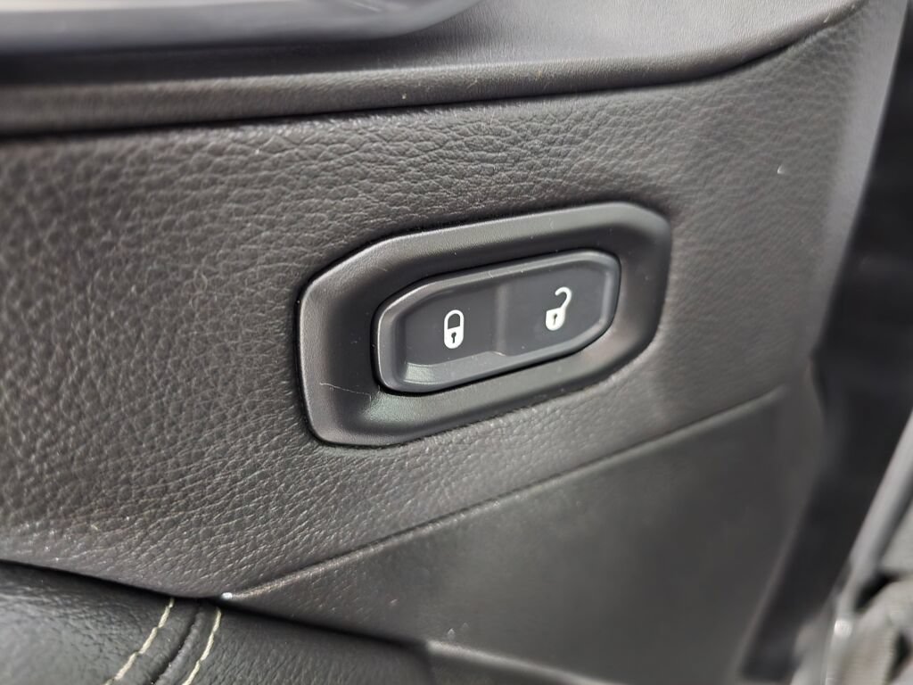 Used 2023 Jeep Wrangler Unlimited Sahara w/ Cold Weather Group AWD/4WD image 22