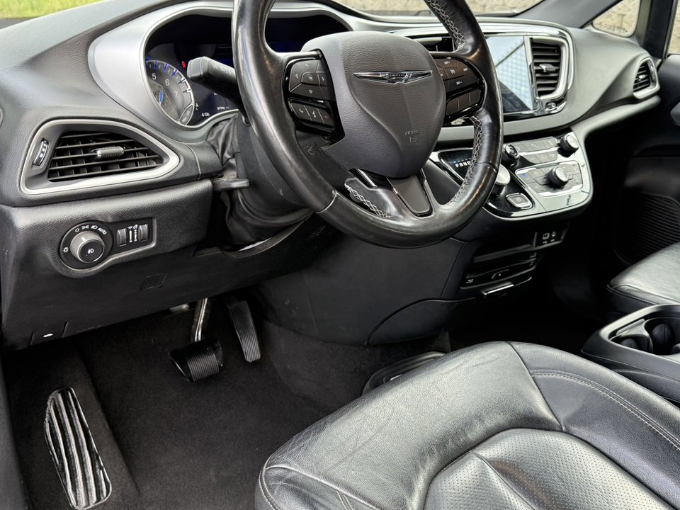 Used 2020 Chrysler Pacifica Touring-L Plus image 22