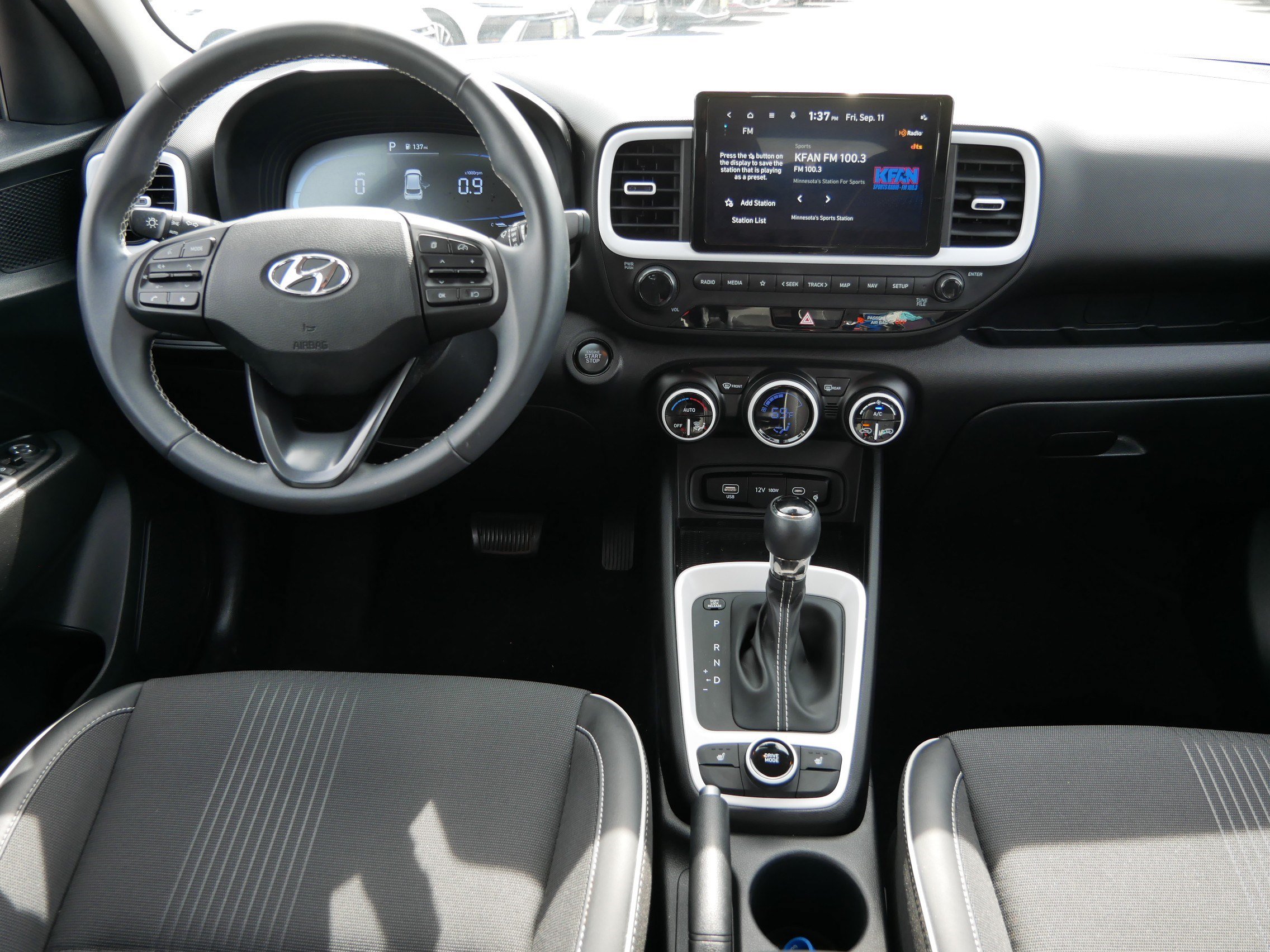 Used 2024 Hyundai Venue Limited FWD image 10