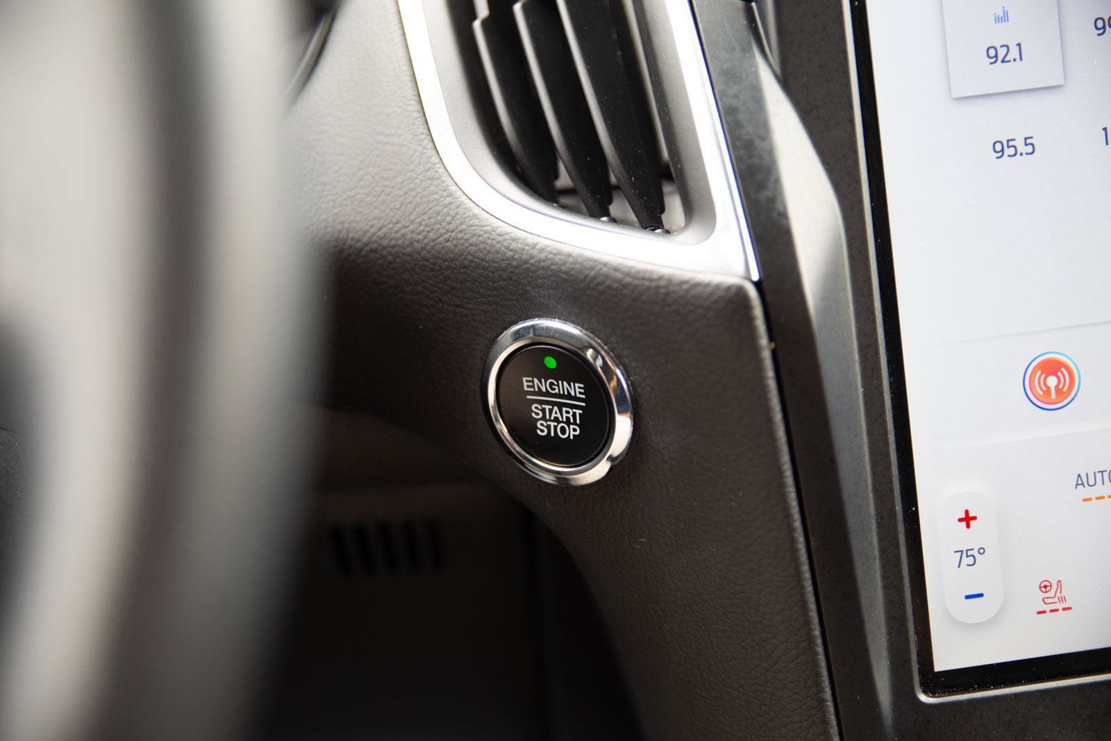 Used 2024 Ford Edge Titanium image 13