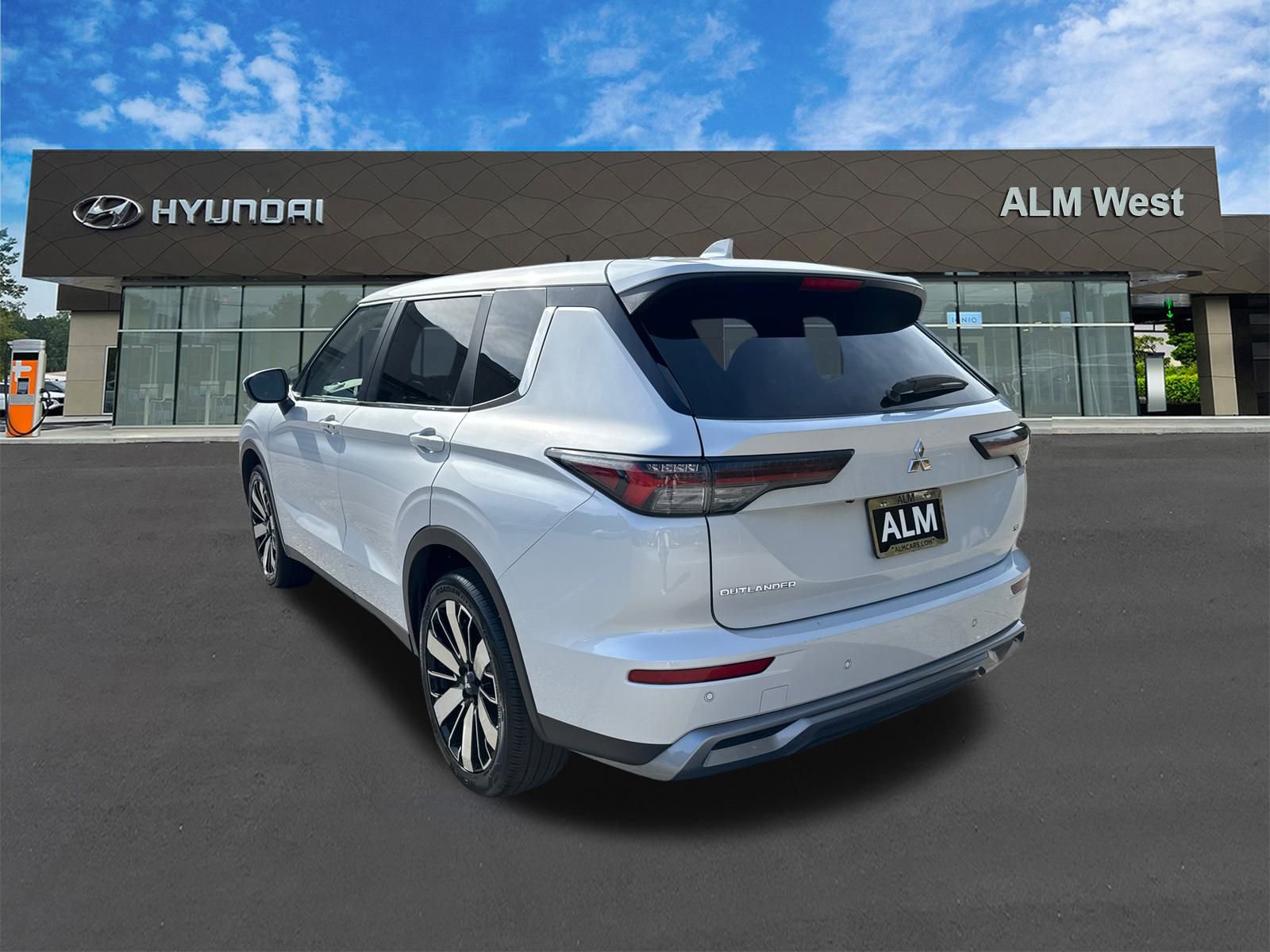 Used 2025 Mitsubishi Outlander SE image 7