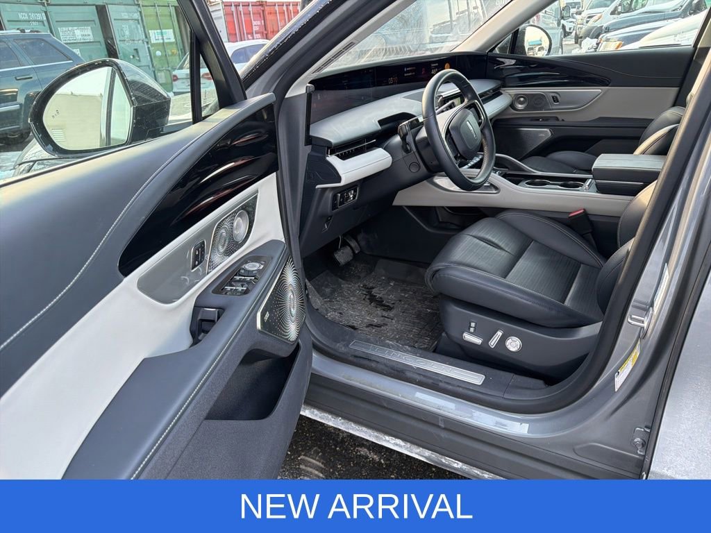 Used 2025 Lincoln Nautilus Reserve image 10