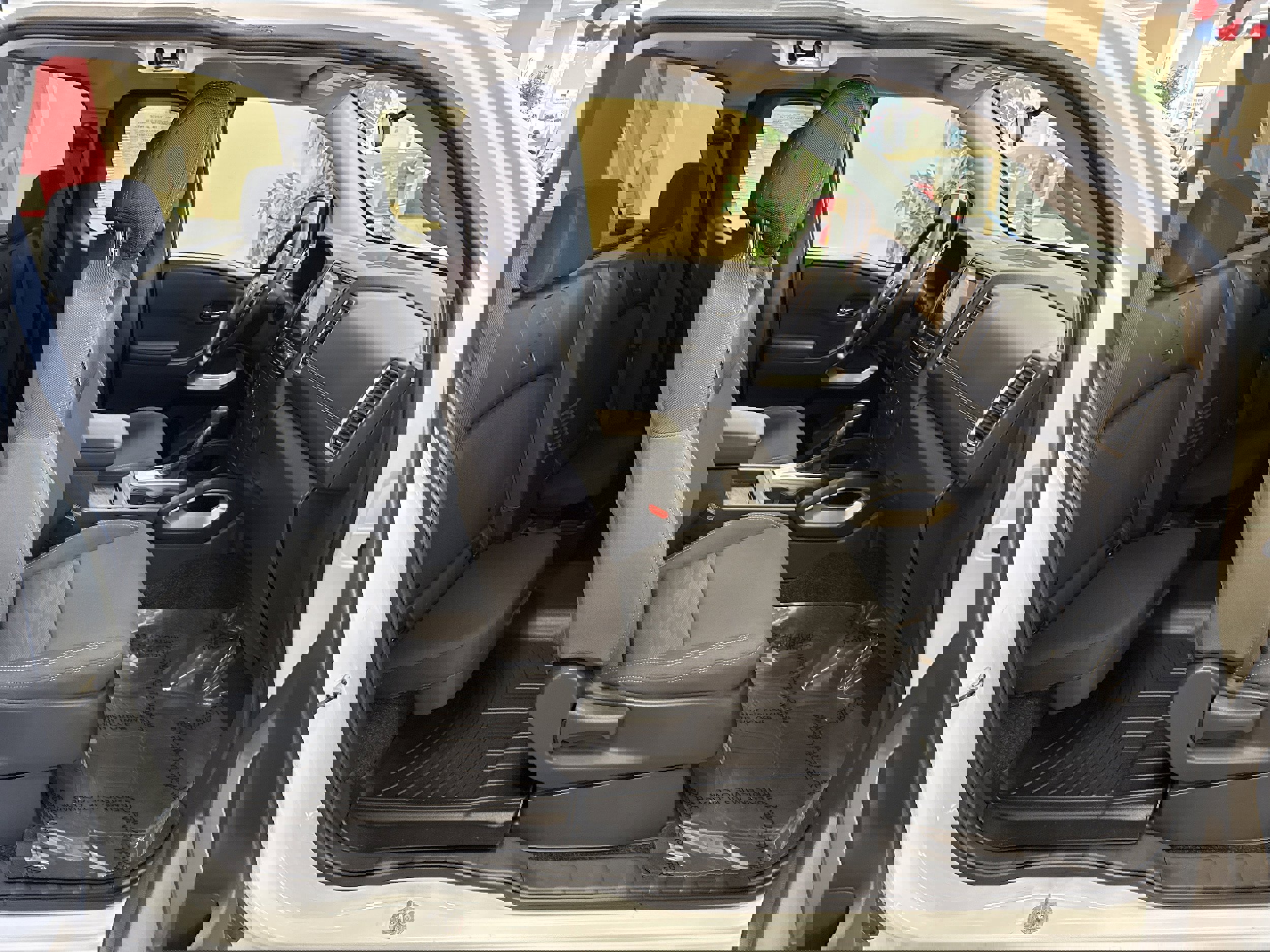 Used 2024 Nissan Frontier SV w/ Technology Package image 16