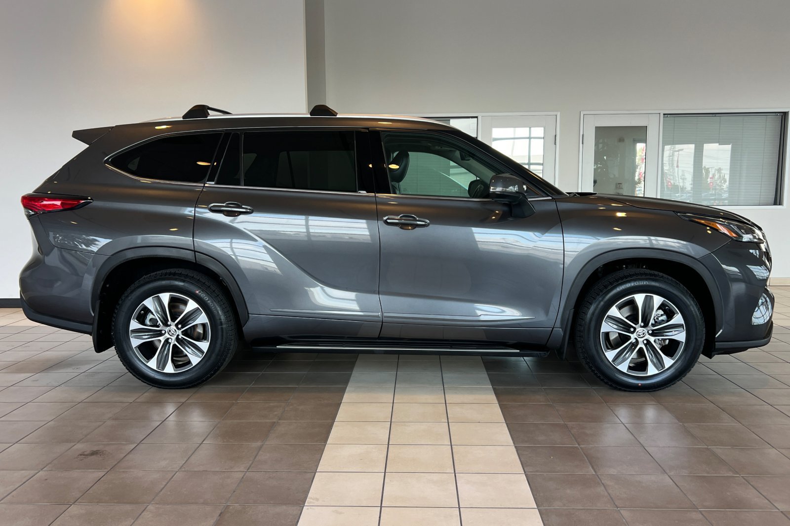Used 2022 Toyota Highlander XLE AWD/4WD image 3