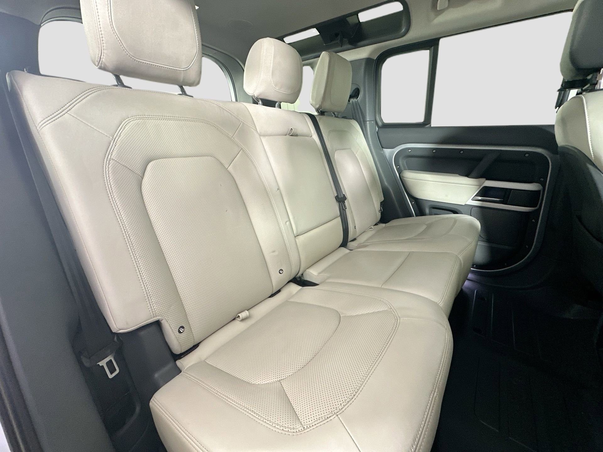 Used 2024 Land Rover Defender 110 SE image 30