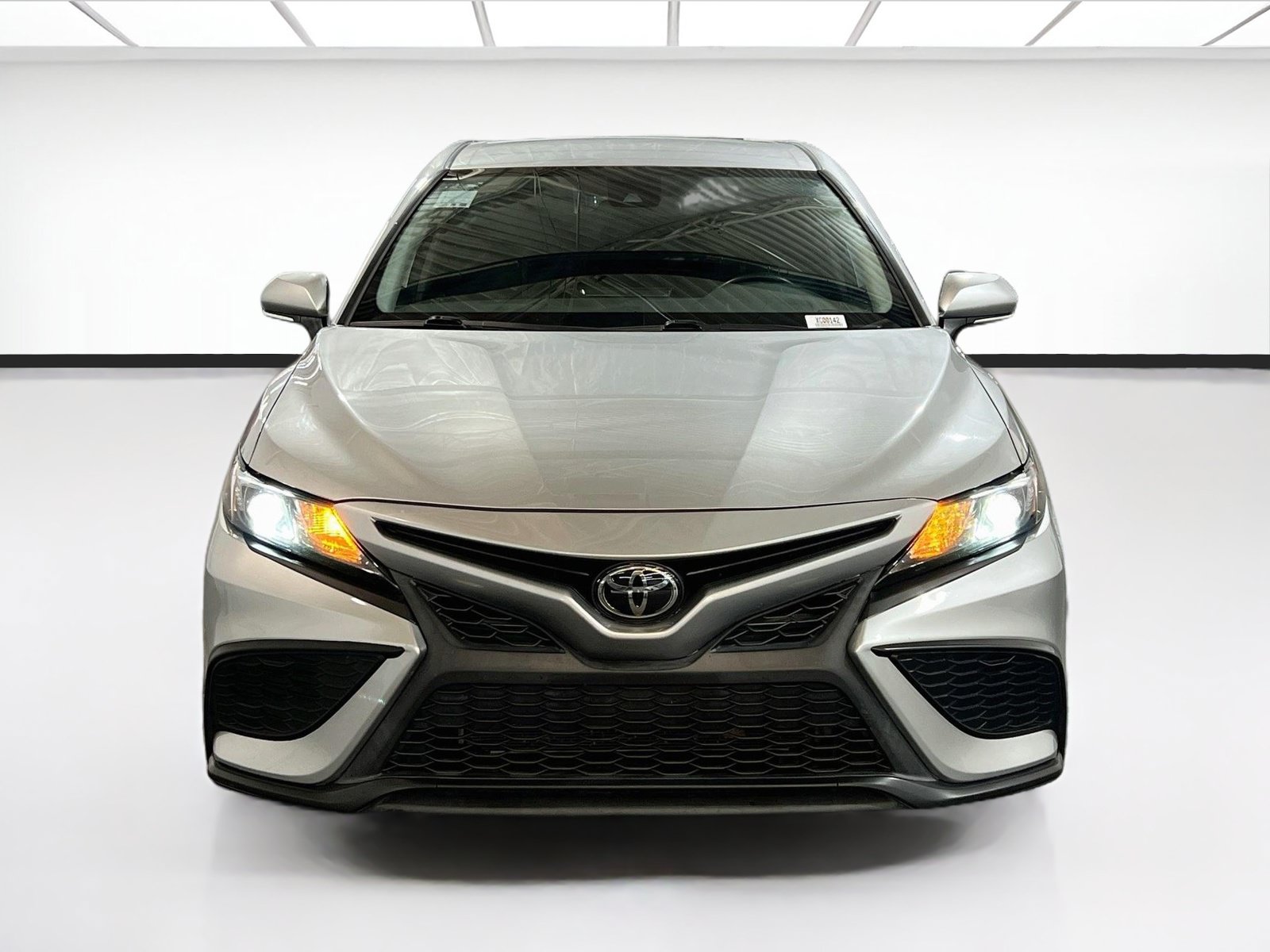Used 2023 Toyota Camry SE FWD image 2