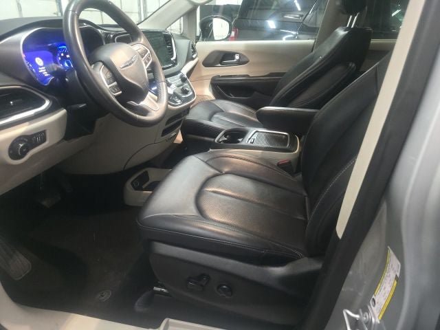 Used 2024 Chrysler Pacifica Touring-L FWD image 13
