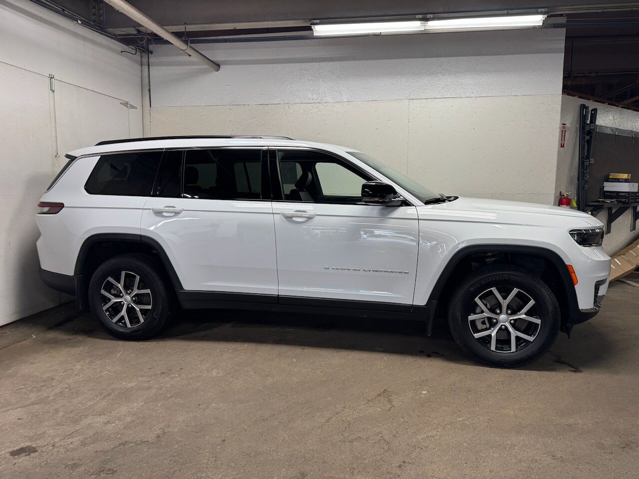 Used 2025 Jeep Grand Cherokee L Limited w/ Trailer Tow Package AWD/4WD image 7