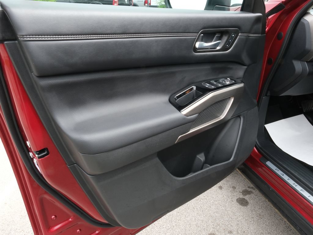 Used 2025 Nissan Pathfinder Platinum AWD/4WD image 15