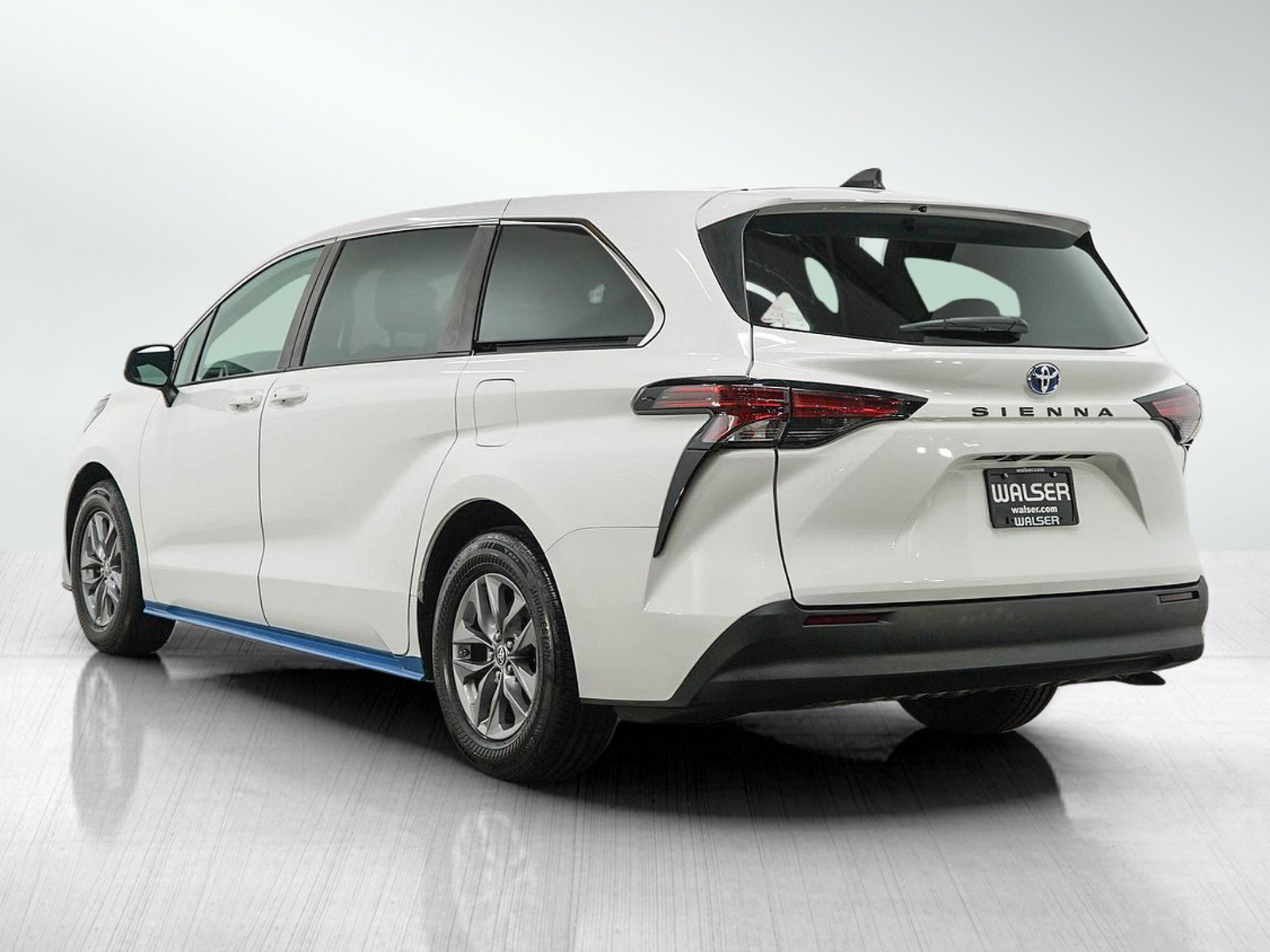 Used 2021 Toyota Sienna LE AWD/4WD image 3