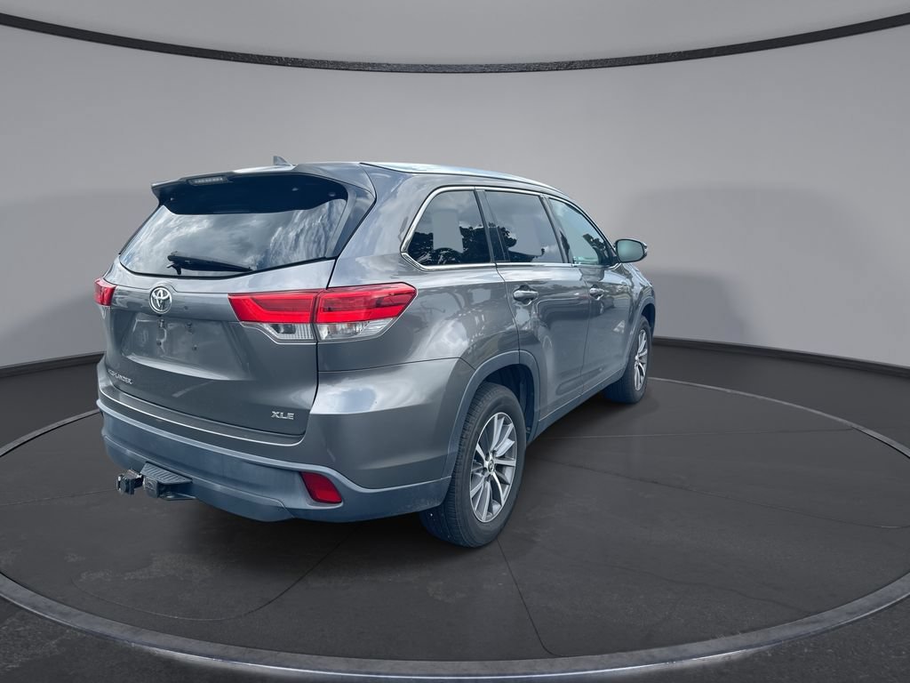 Used 2019 Toyota Highlander XLE FWD image 2