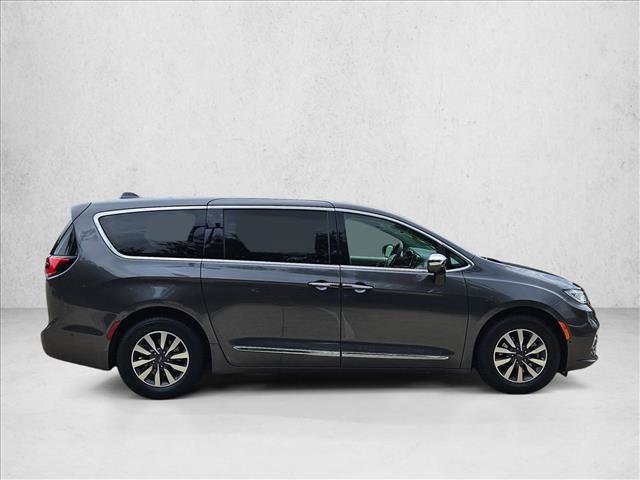 Used 2022 Chrysler Pacifica Limited w/ Uconnect Theater Family Group FWD image 4