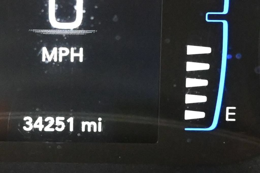 Used 2020 Chrysler Voyager L FWD image 12