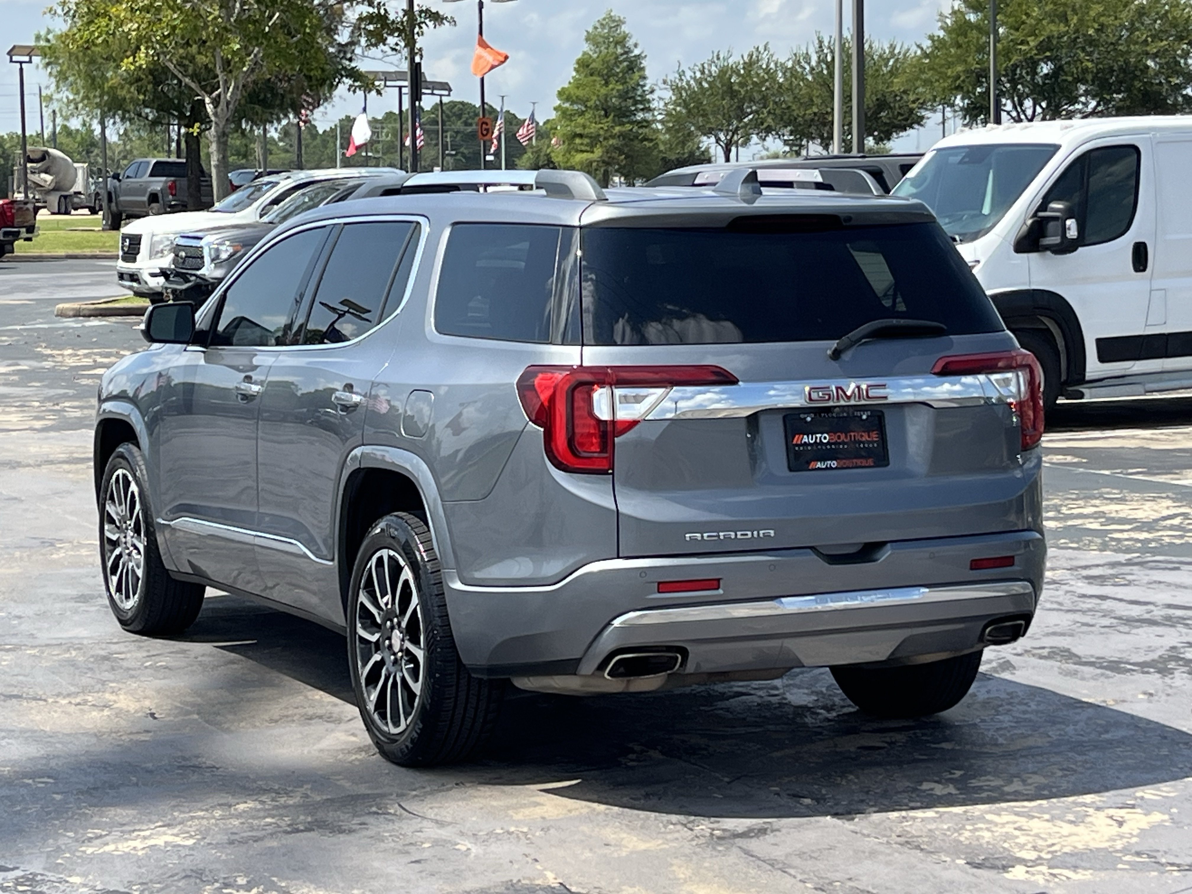 Used 2020 GMC Acadia Denali w/ Technology Package FWD image 12