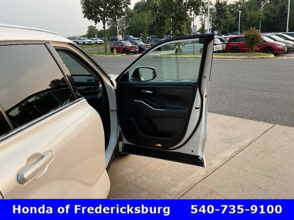 Used 2021 Toyota Highlander XLE AWD/4WD image 14