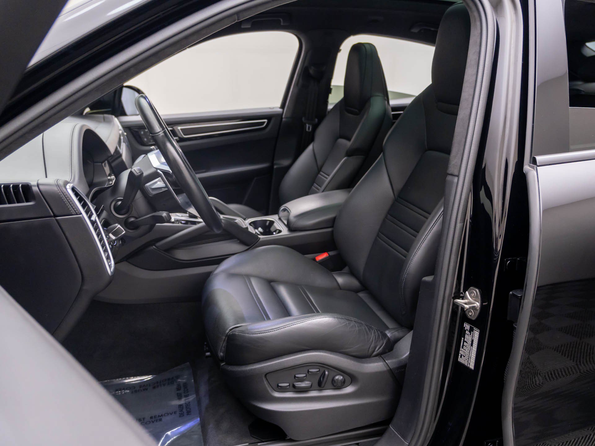 Certified 2022 Porsche Cayenne GTS AWD/4WD image 5