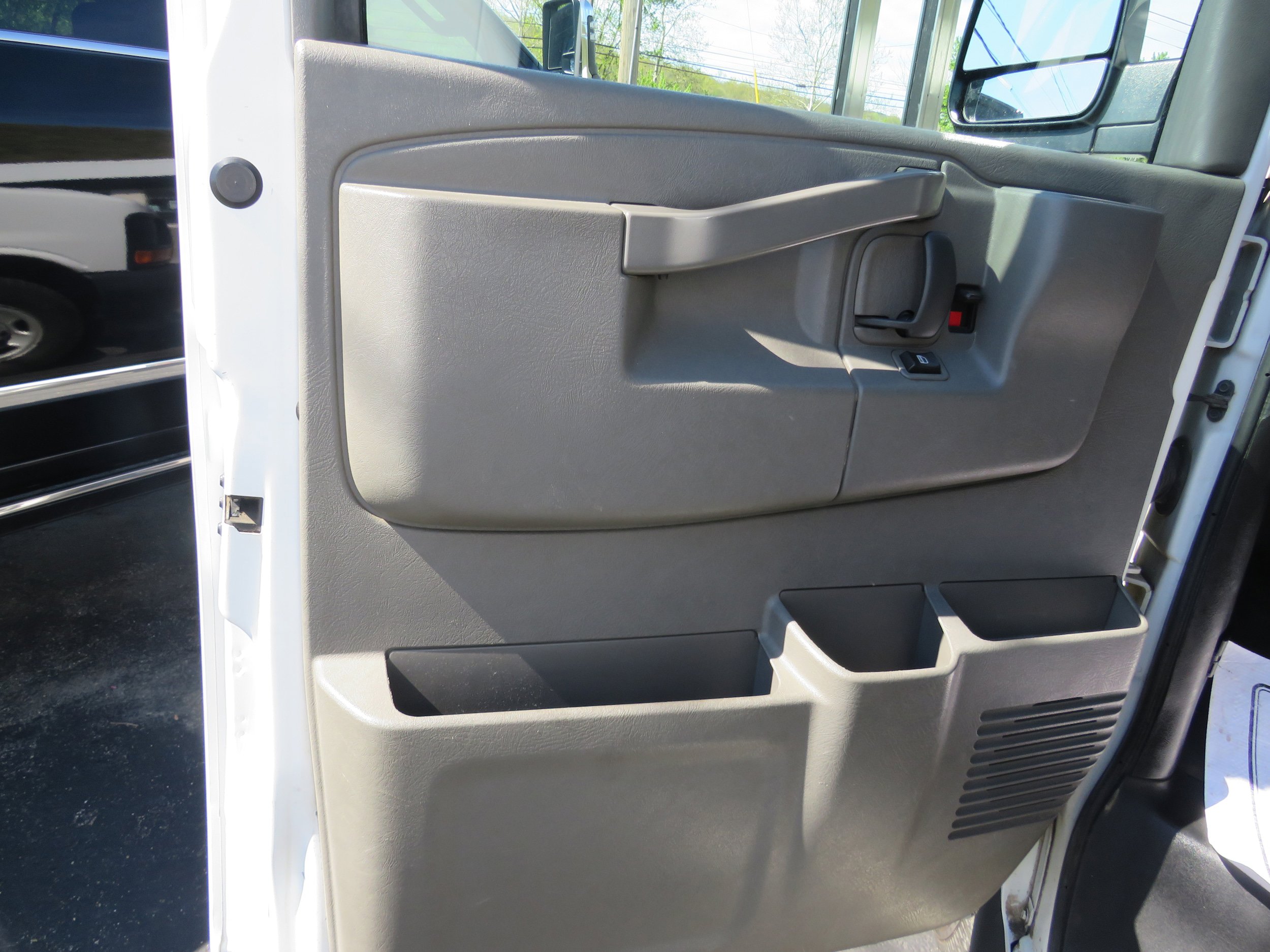 Used 2017 GMC Savana 2500 RWD image 11