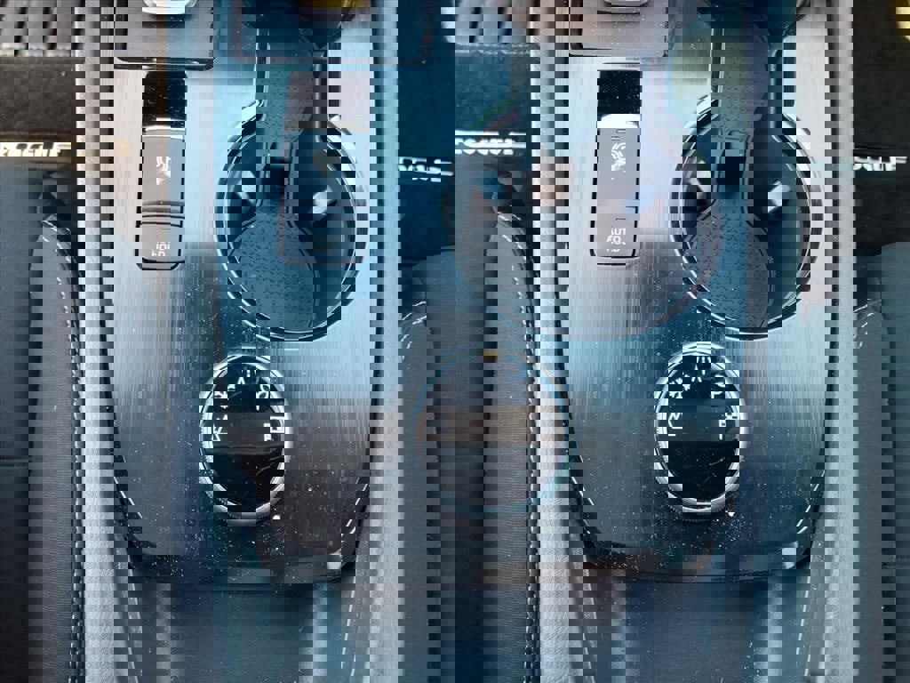 Used 2025 Nissan Rogue S image 11