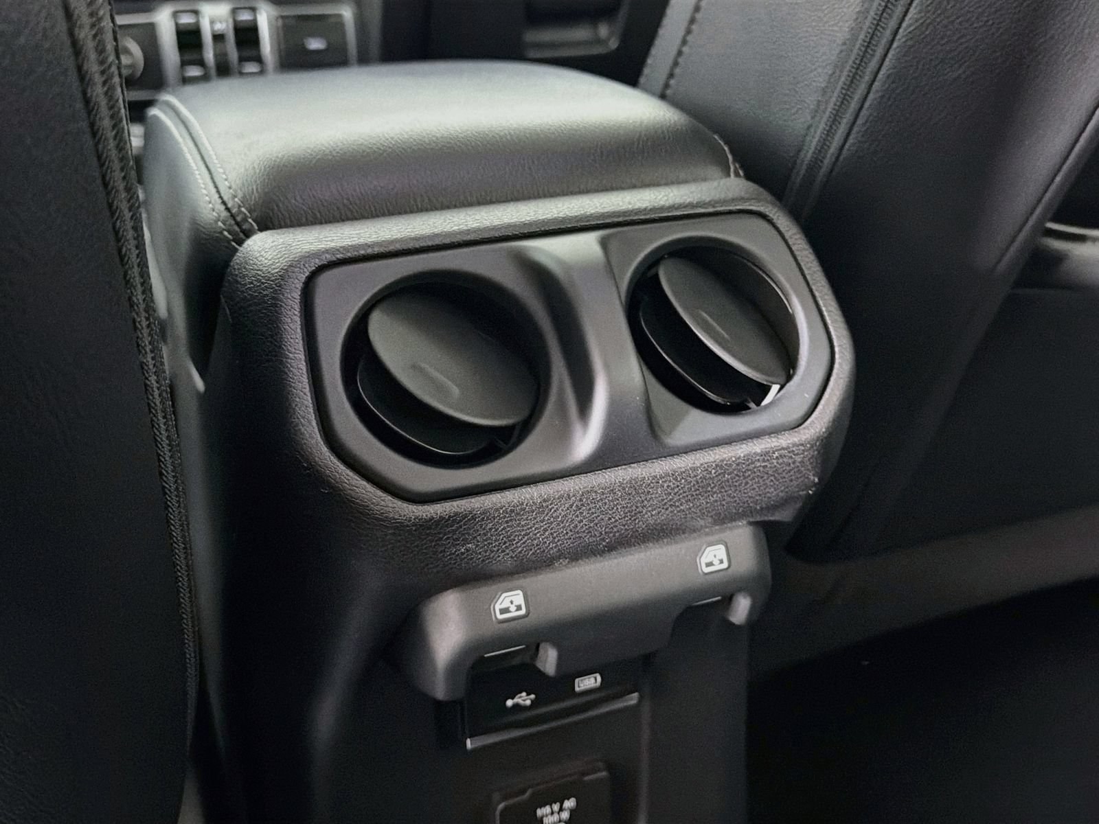 Used 2018 Jeep Wrangler Unlimited Sahara AWD/4WD image 23