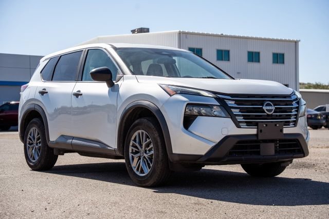 Used 2024 Nissan Rogue S AWD/4WD image 3