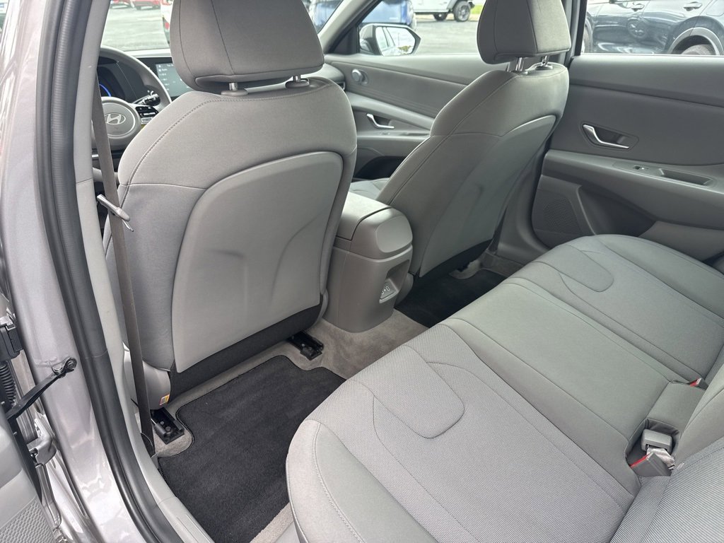 Used 2025 Hyundai Elantra SE w/ Cargo Package image 32