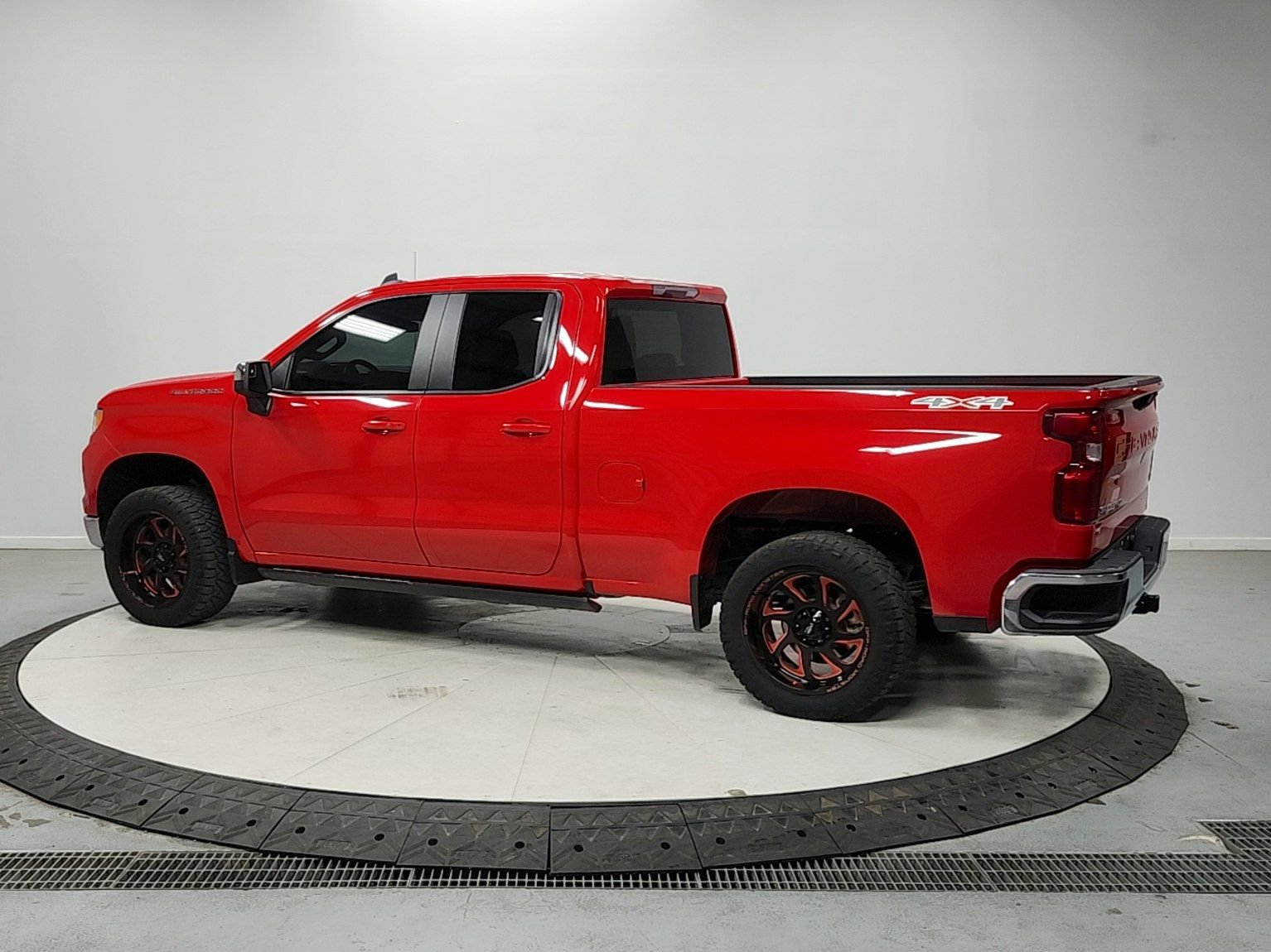Used 2023 Chevrolet Silverado 1500 LT AWD/4WD image 5