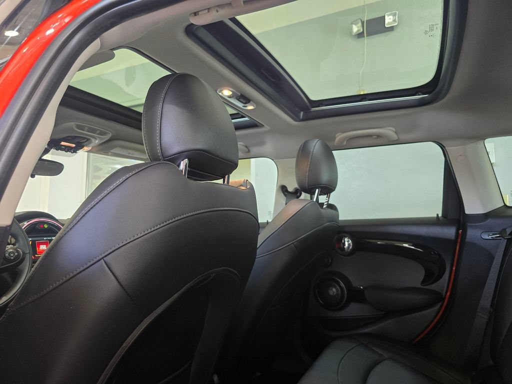 Used 2021 MINI Cooper 4-Door Hardtop w/ Storage Package FWD image 24