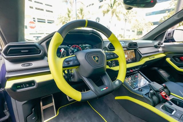 Used 2025 Lamborghini Urus SE image 54