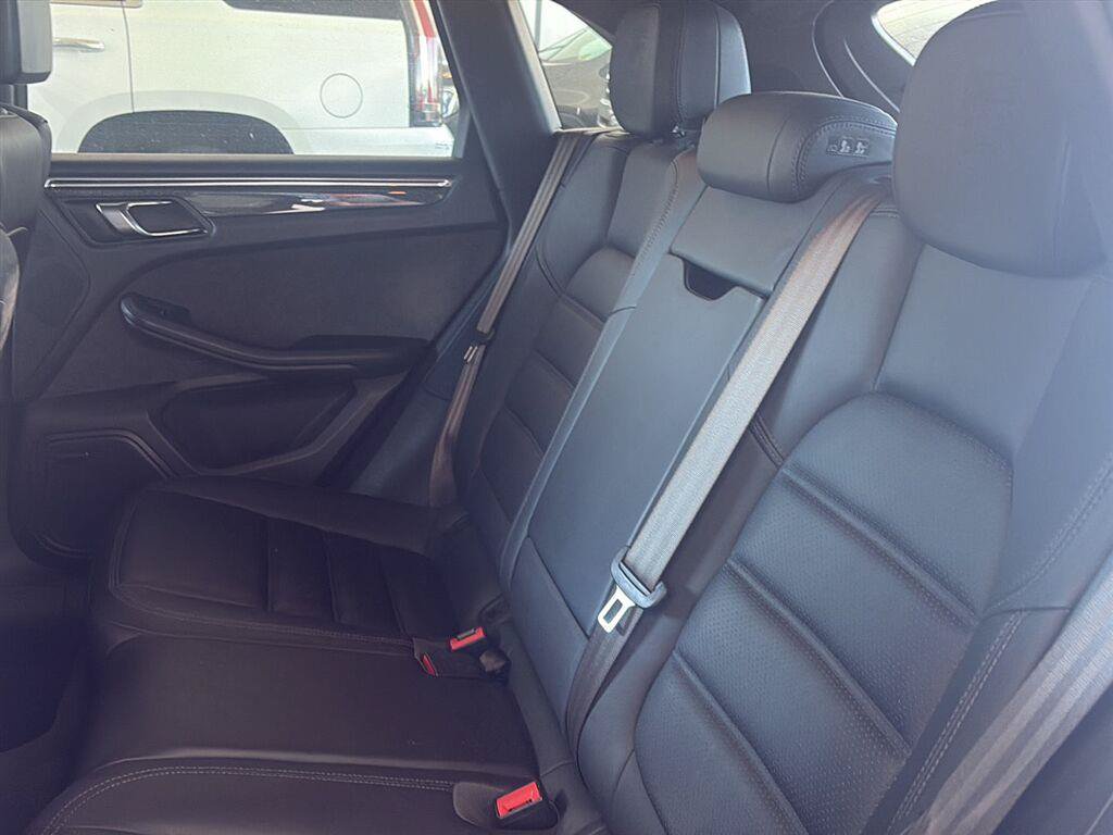 Used 2015 Porsche Macan Turbo AWD/4WD image 17