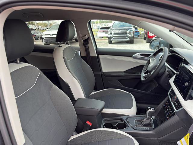 Certified 2025 Volkswagen Taos SE FWD image 9