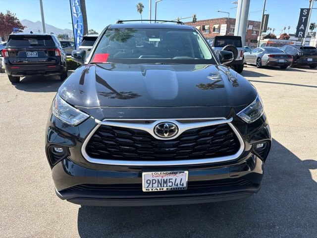 Used 2024 Toyota Highlander LE FWD image 2