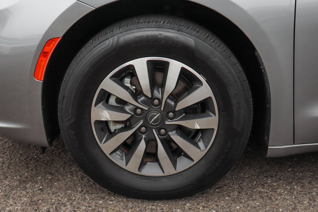 Used 2021 Chrysler Pacifica Touring-L image 50