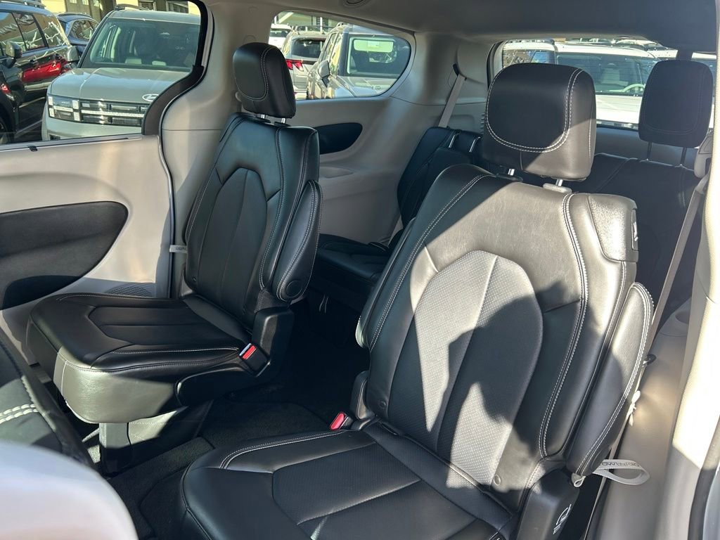 Used 2024 Chrysler Pacifica Touring-L image 24